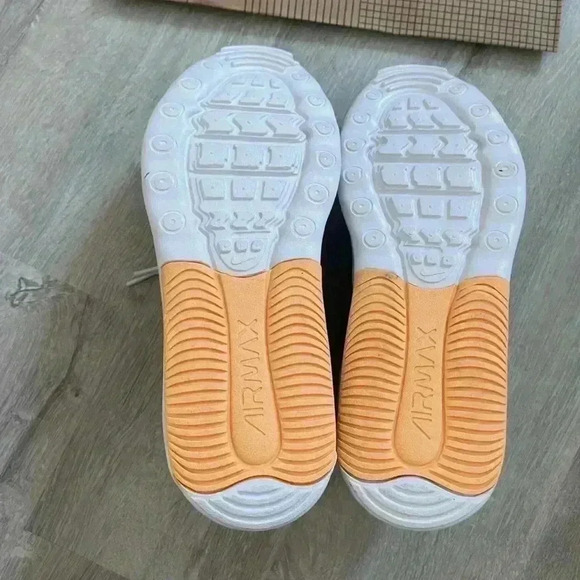 NIKE Air Max Bolt Size 6Y (8) - Picture 15 of 15